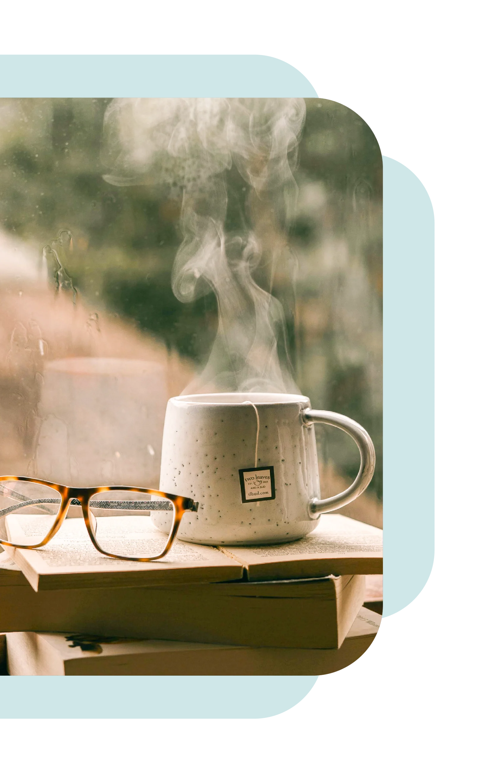 Lunettes et tasse de thé posé sur un livre, sommeil