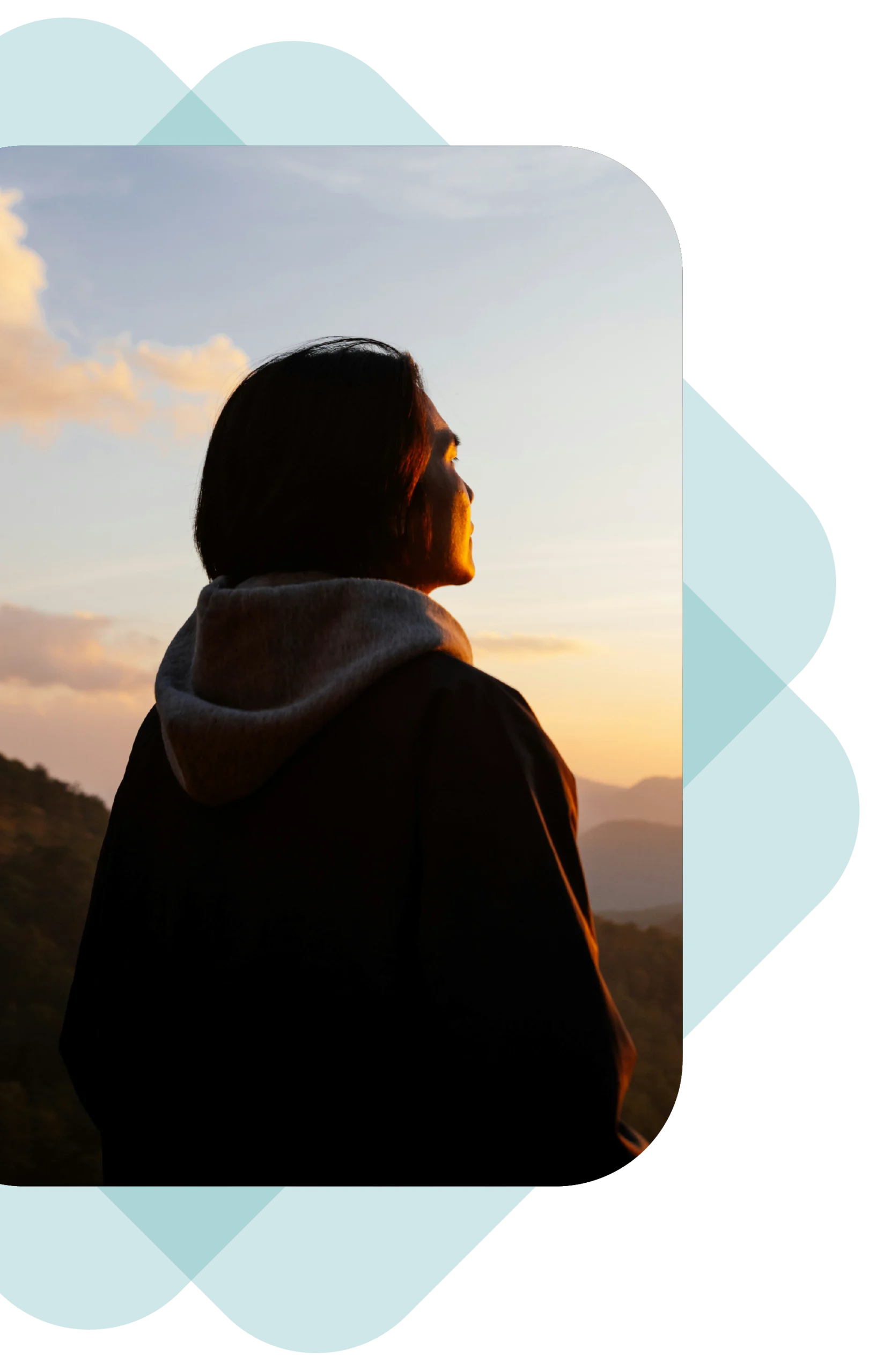 Femme assise devant un coucher de soleil entrain de respirer