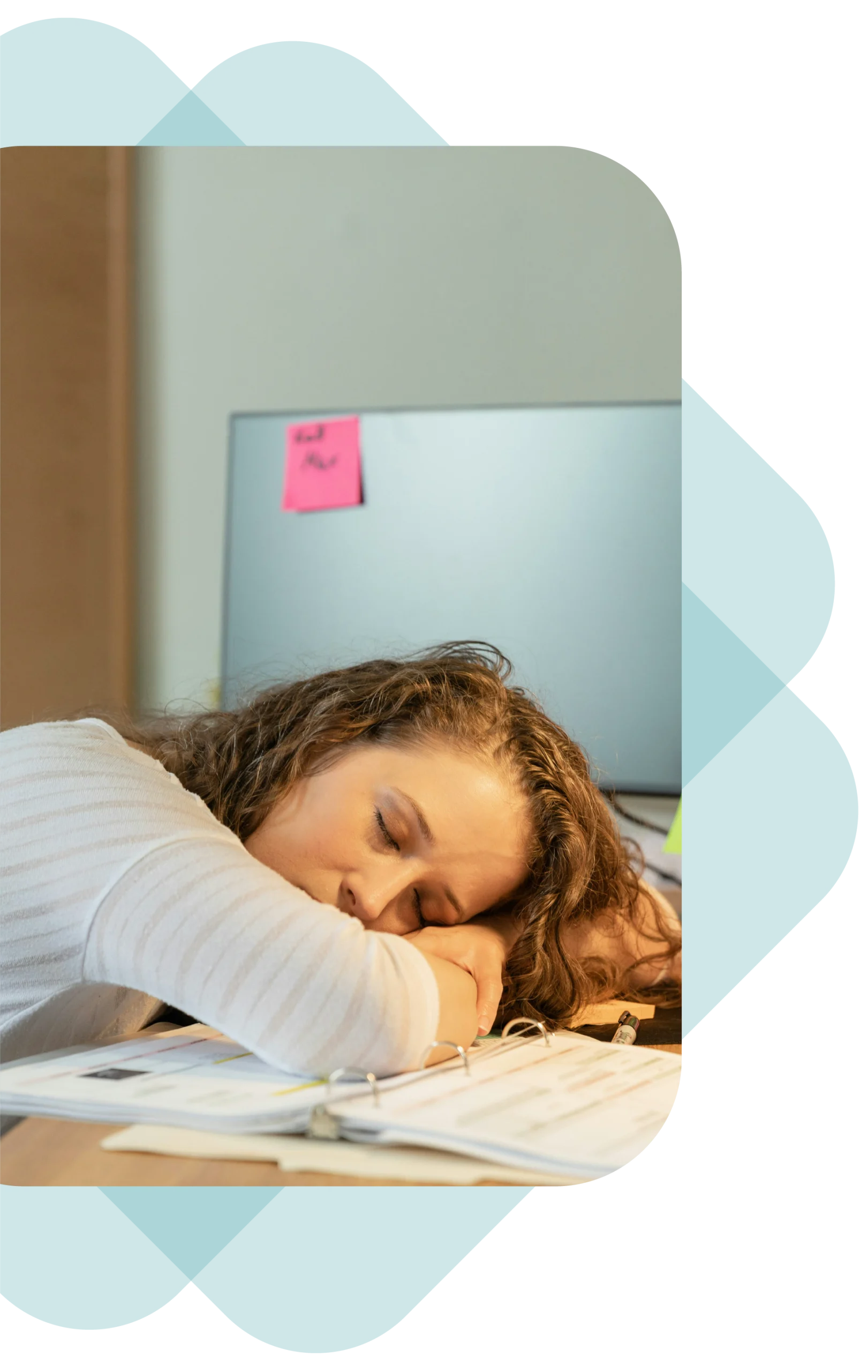 Femme qui s'est endormie sur son bureau de travail