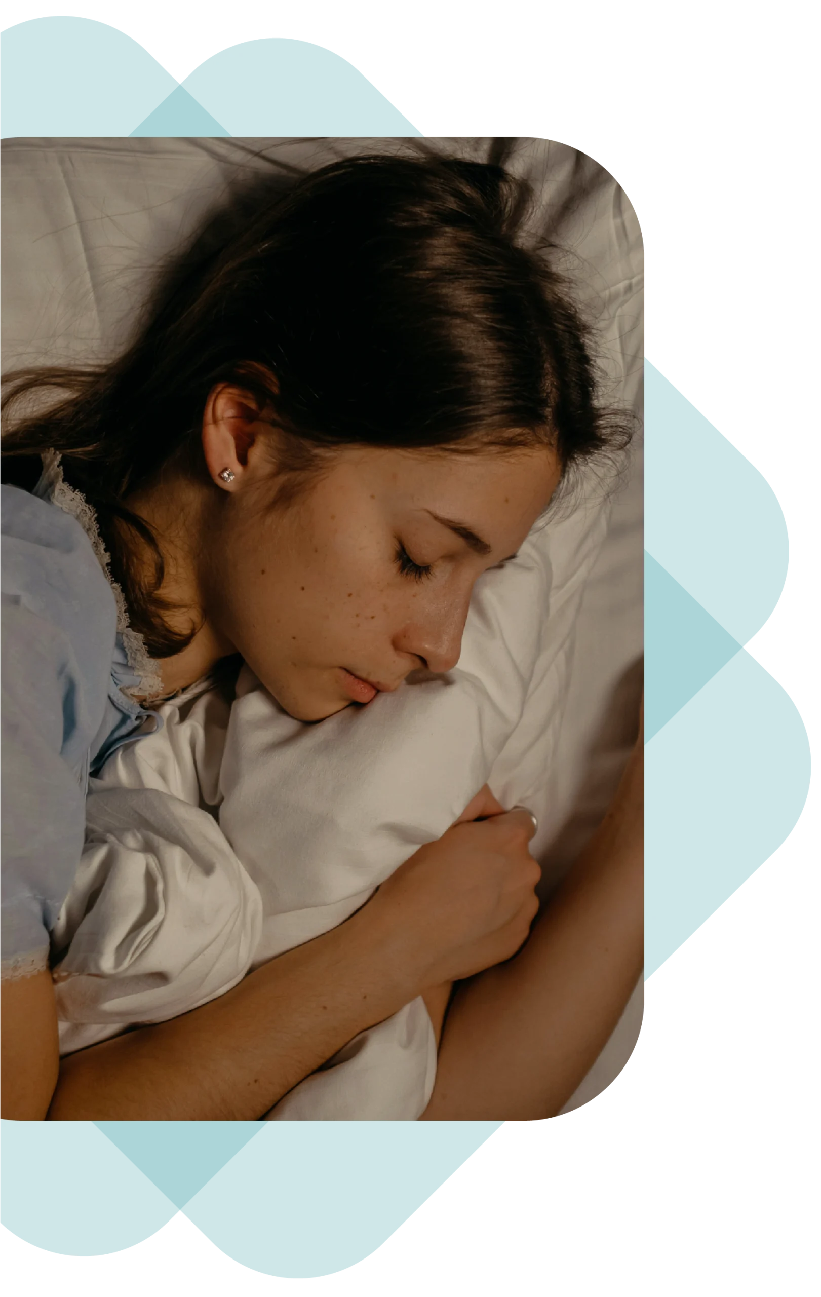 Femme qui dort sur son oreiller